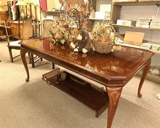 Cherry dining room table w/ 2 leaves