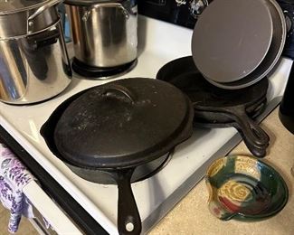 cast iron skillets with lids