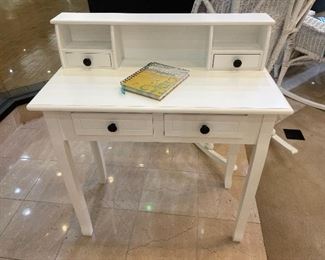 Adorable white desk