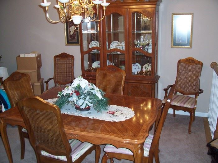 Broyhill Dining room set with 6 chairs and professional pads for the table and a 19" leaf.