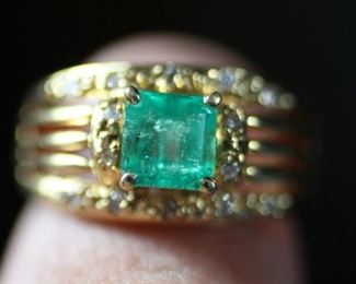 emerald diamond ring 18k gold E.80ct D.11ct

https://www.liveauctioneers.com/item/147048289_emerald-diamond-ring-18k-gold-e80ct-d11ct