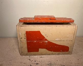 Shoe shine box