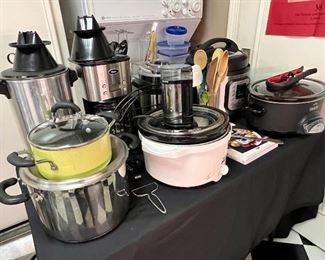 Lots of kitchen small appliances