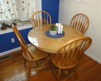 Round Kitchen Table with chairs 41x30 oak