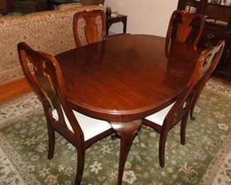 Drexel Cherry DR Table with 2 leafs and 4 chairs 