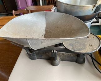 Vtg cast iron 10 lb balance scale