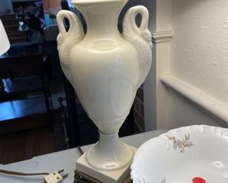 Vtg ceramic swan handle lamp