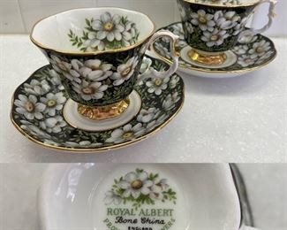 ( 2 )Royal Albert England Mountain Avens Black with White Flowers Bone China
Teacup/Saucer Set