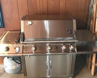 Large gas grill with tank