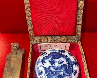 Vintage Chinese signed porcelain dragon pattern ink box w/ink
Vintage Chinese Foo dog soapstone ink stamp