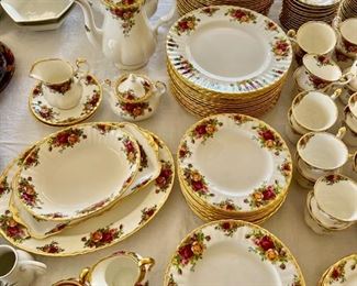 92. Royal Albert English Bone China-Old Country Roses, 172 pieces
