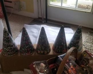 More Christmas, cute little tins!