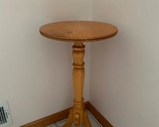 Round table/plant stand