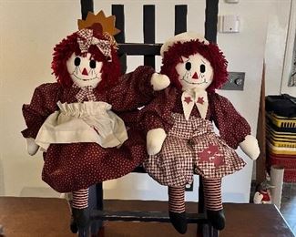 Raggedy Andy and Anne, enjoying the park bench