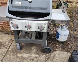Weber 3 burner gas grill. 3 tanks. Original paperwork
