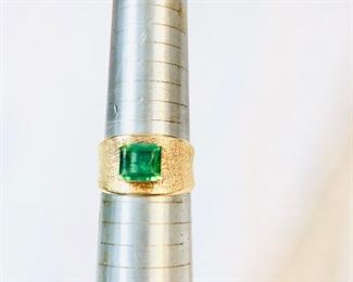 Exquisite 18K Gold Emerald ring 
