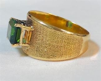 Exquisite 18K Gold Emerald ring 