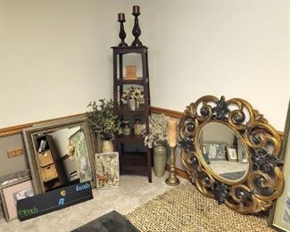 Etagere. Decor and wall mirrors