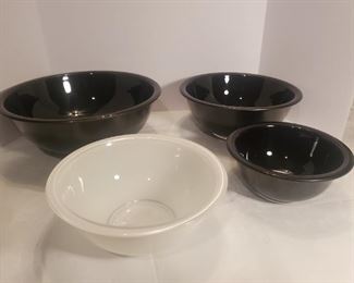 Pyrex Black/White Mixing Bowl Set (4, 2.5, 1.5, and 1 L)