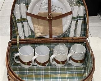 Additional view of picnic basket
