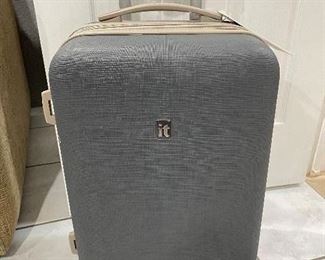 NEW* iT 4 wheel spinner luggage,  was $58, NOW $44