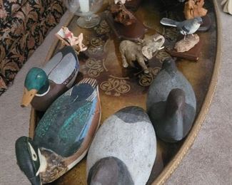 There is a very nice coffee table hidden beneath all the decoys and other items, everything is sold separately