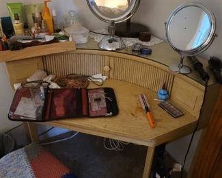 Quarter round makeup table