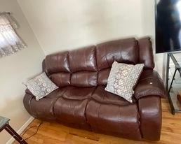 Beautiful leather sofa, in great shape and very comfortable !!