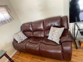 Beautiful leather sofa, in great shape and very comfortable !!