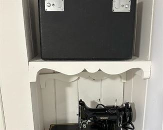 1951 SINGER Featherweight Sewing Machine with Original Case