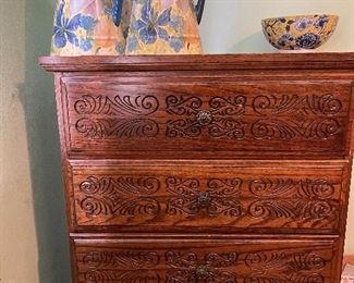 Wooden/carved chest of drawers (4 drawers)