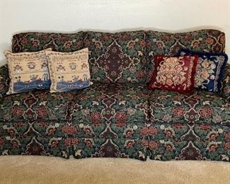Southern Furniture Co. Floral Living Room Set
Couch and loveseat set by Southern Furniture Co. Both pieces in excellent condition. Sofa - H31" x W75" x D35"; Loveseat - H31" x W59" x D36". Includes throw pillows.