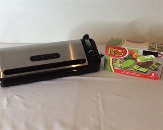 Food Saver and One Second Slicer
Food Saver vacuum sealer in excellent condition - Model FM3941. One Second Slicer, 5-piece set