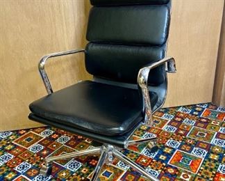 "Loft" Office Chair
"Loft" chair, measuring H40" x W22" x D20". Black and chrome chair, with wheels and adjustable seat height.