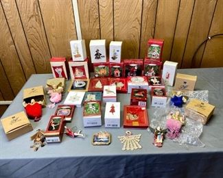 Lenox, Wedgwood and Hallmark Keepsake Ornaments
Collection of approx. 25 ornaments. Includes a Lenox "Tree Presents with Ornaments", "2013 Snow Fantasies" snowflake, "Victorian Home Pembrok", Wedgwood "2003 Annual Wreath Ornament", Hallmark Keepsake pieces like Marilyn Monroe, Tinker Bell, Pirates of the Caribbean and more!