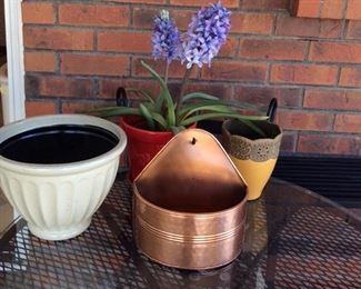 Planting Pots & Outdoor Decor
(4) Planters of varying types and decorative Rooster wall piece. Shortest pot is H6 1/2" and tallest is H7 1/2".