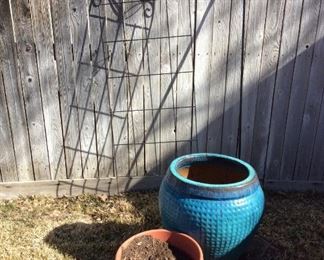 Yard Accessories
Includes (3) hanging planters, (2) large planter pots, shepard's hook and more. All backyard fence items included. Multiple large pieces, some heavy.