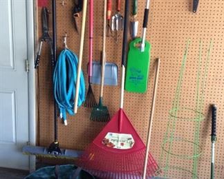 Gardening Tools
Multiple items such as rakes, garden hose, hoe, Craftsman power lever, shears, large squeegee (L24"), knee pad, various sprinkler heads and more!!