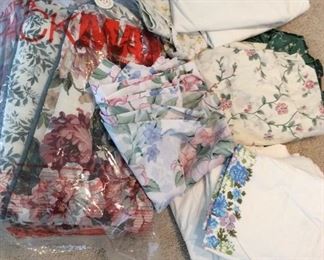 (5+) Flat Sheets and Twin Sized Comforter
(5+) Flat sheets. Sies range from twin to queen. Clean and free of stains. Twin sized floral comforter. Pink, green, and cream.