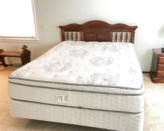 Queen Spindle Wood Headboard and Bed
Queen sized wooden spindle headboard and frame Mattresses optional. Serta mattress. H 44" x W 63" x D 81". Scuffs in marks in some areas.