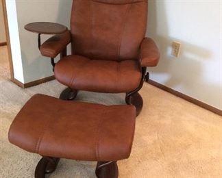 NEW "Consul Scandinavian Design" Leather Stressless Consul Chair and Ottoman
NEW Consul Scandinavian Design Furniture Stressless Consol brown leather chair with mahogany wood frame. Drink tray attached. Excellent NEW condition.