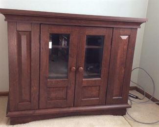 TV Cabinet
TV Cabinet - No brand name found, H 28" x W 36 1/2" x D 20 1/2". Dark cherry wood with (2) Beveled glass doors, (3) shelves. Good condition with minor damage.
