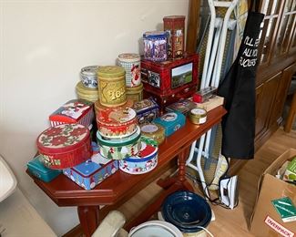 Decorative Metal tins in many sizes 