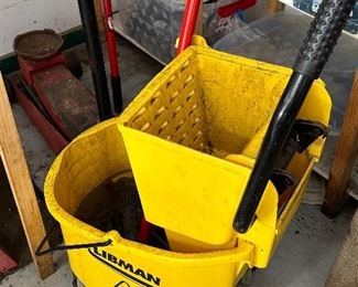 Industrial mop bucket 