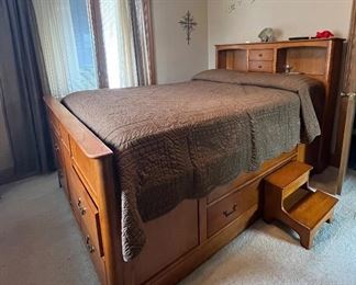 Pedestal Bed w/Drawers (queen)