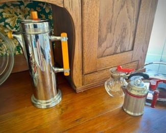 Coffee urn w/ Bakelite handles 