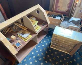 Dollhouse with tons of accessories, sold as a lot