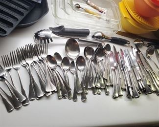 Stainless flatware set 