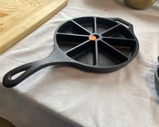 cast iron cornbread skillet 
