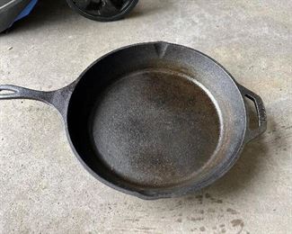 Cast iron frying pan